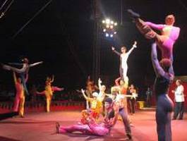 espectaculo-de-variedades-circenses-tambores-bajo-el-sol