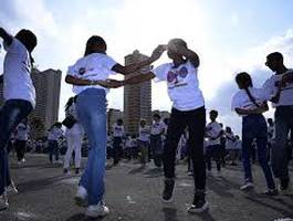 simultanea-de-ruedas-de-casino-y-parejas-de-baile