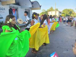 pasacalle-gigante-apertura-del-verano-2025