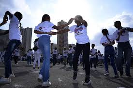simultanea-de-ruedas-de-casino-y-parejas-de-baile